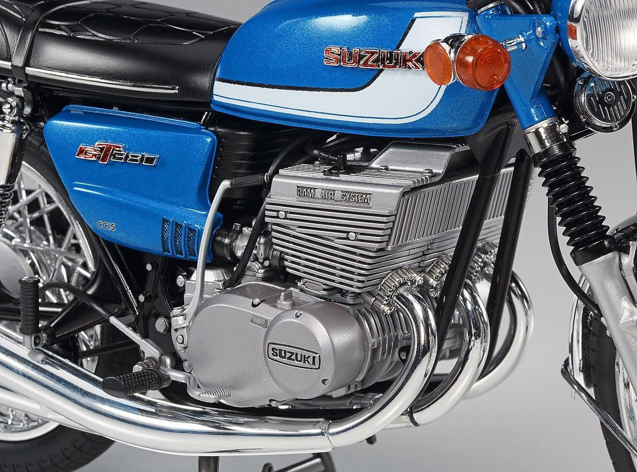1/12 Suzuki GT380 B (1972) Plastic Model