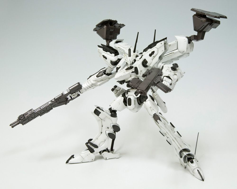 LINEARK White-Glint Plastic Model (Armored Core)