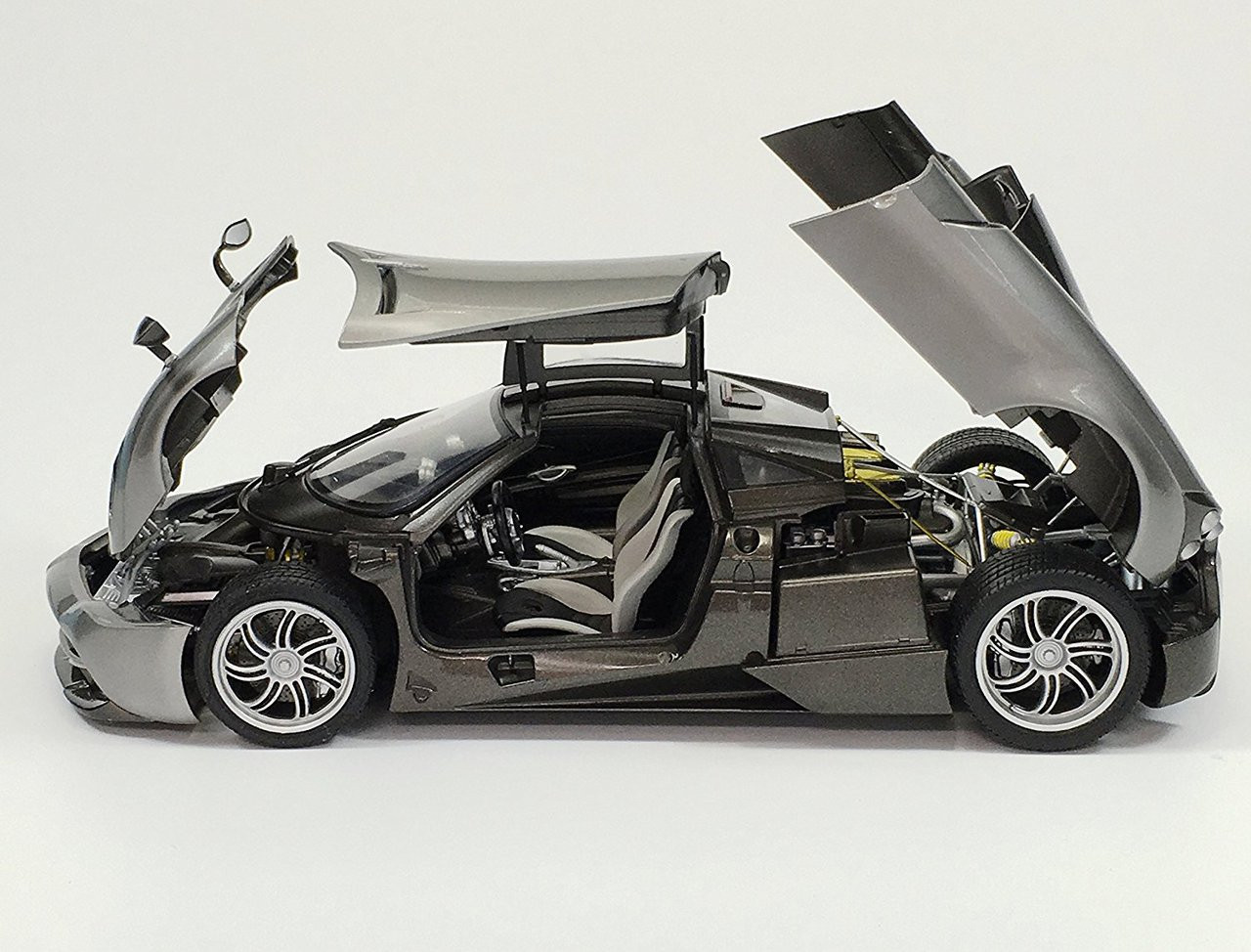 Aoshima 10907 Pagani Huayra 1/24 Scale Kit - Plaza Japan
