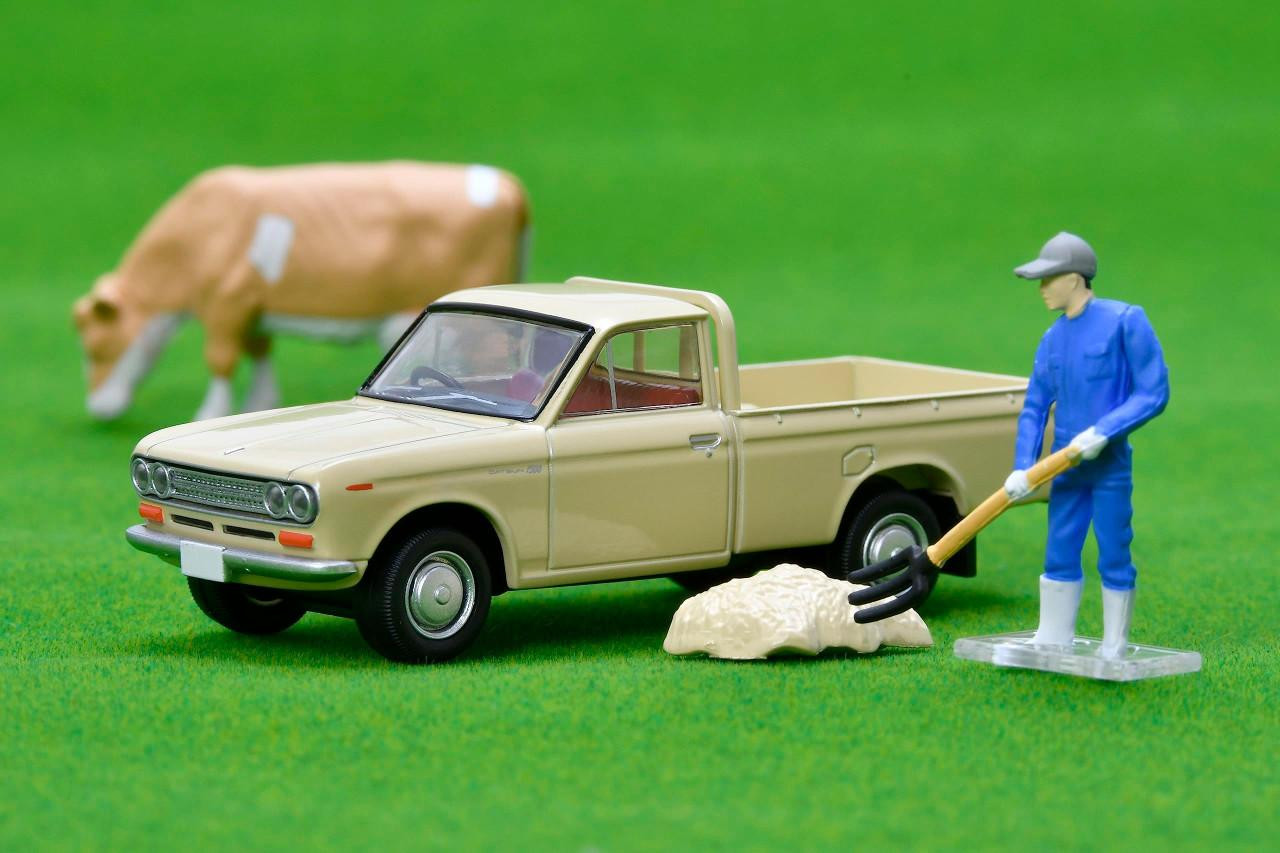 Tomica LV-195d Datsun 1300 Truck (Light Brown) With Figure