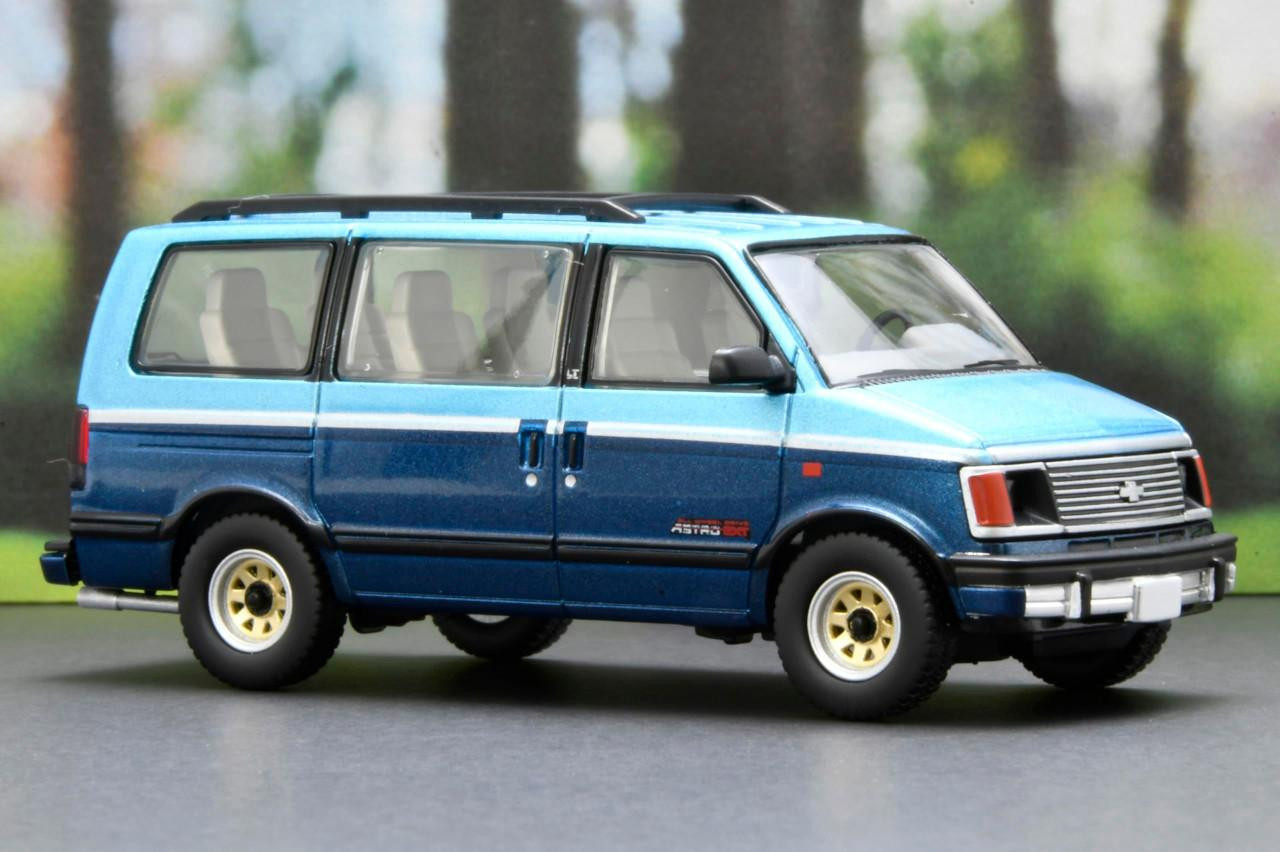 Tomica LV-N325b Chevrolet Astro LT AWD (Light Blue/Navy)