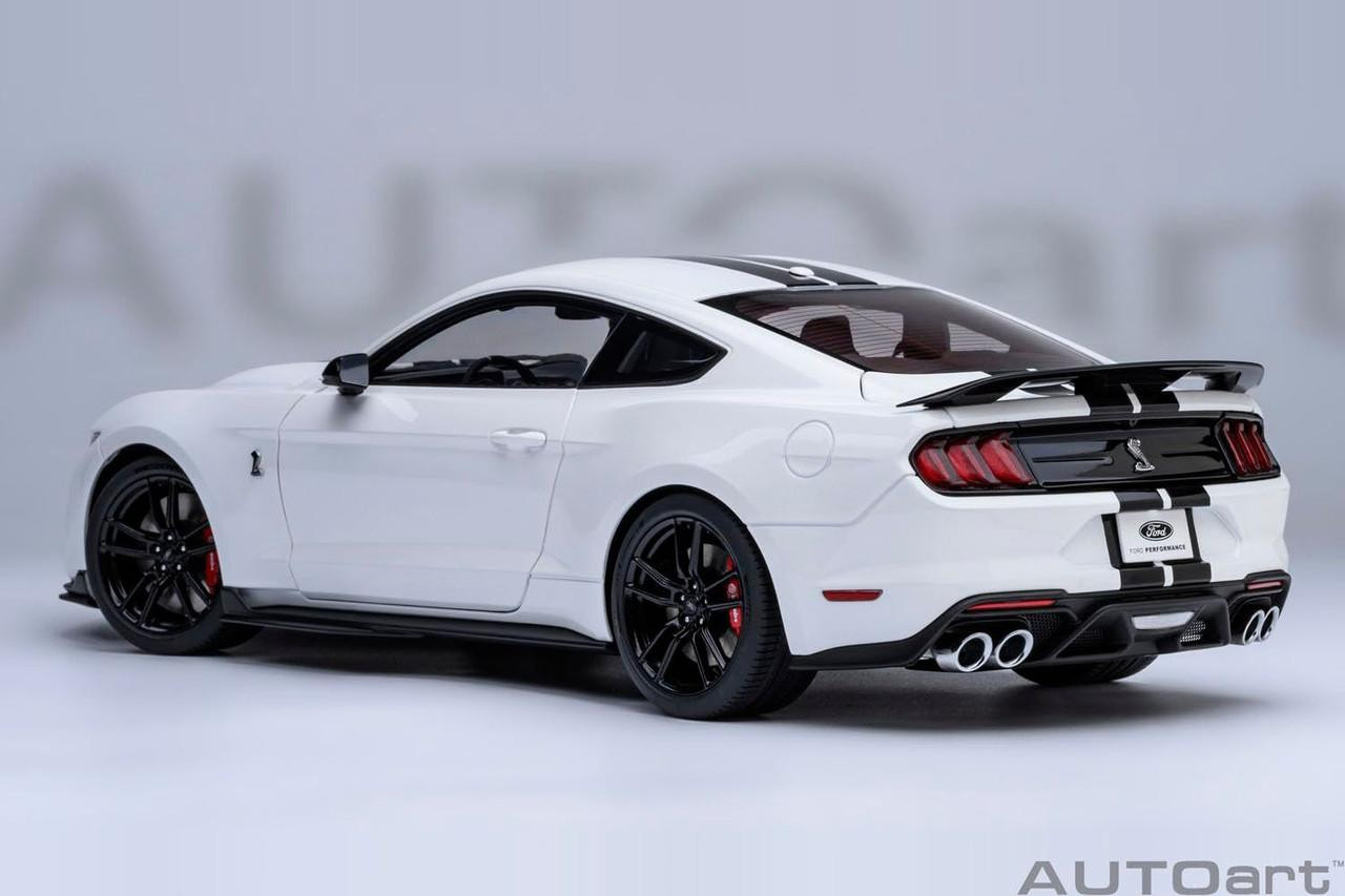 Autoart Ford Mustang Shelby GT500 White Black Stripe Preassembled