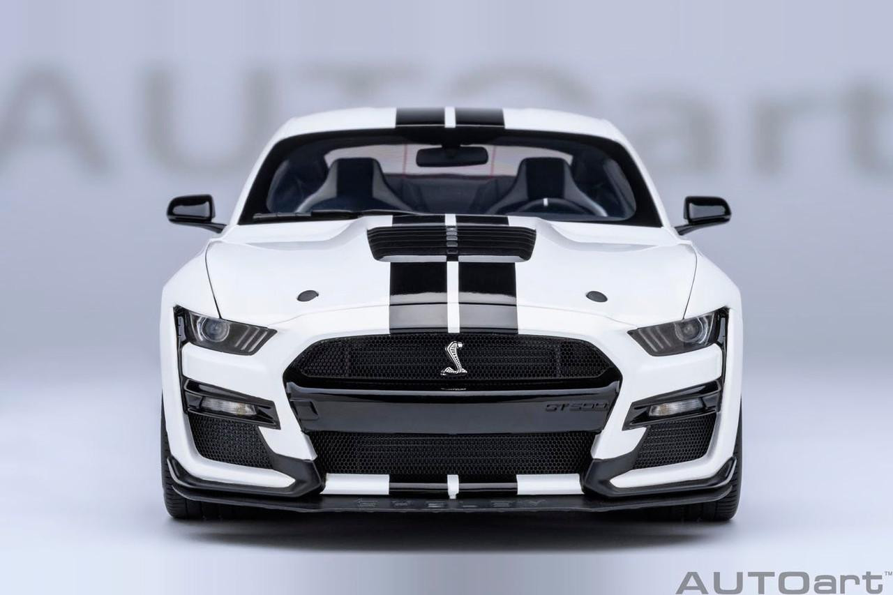 Autoart Ford Mustang Shelby GT500 White Black Stripe Preassembled