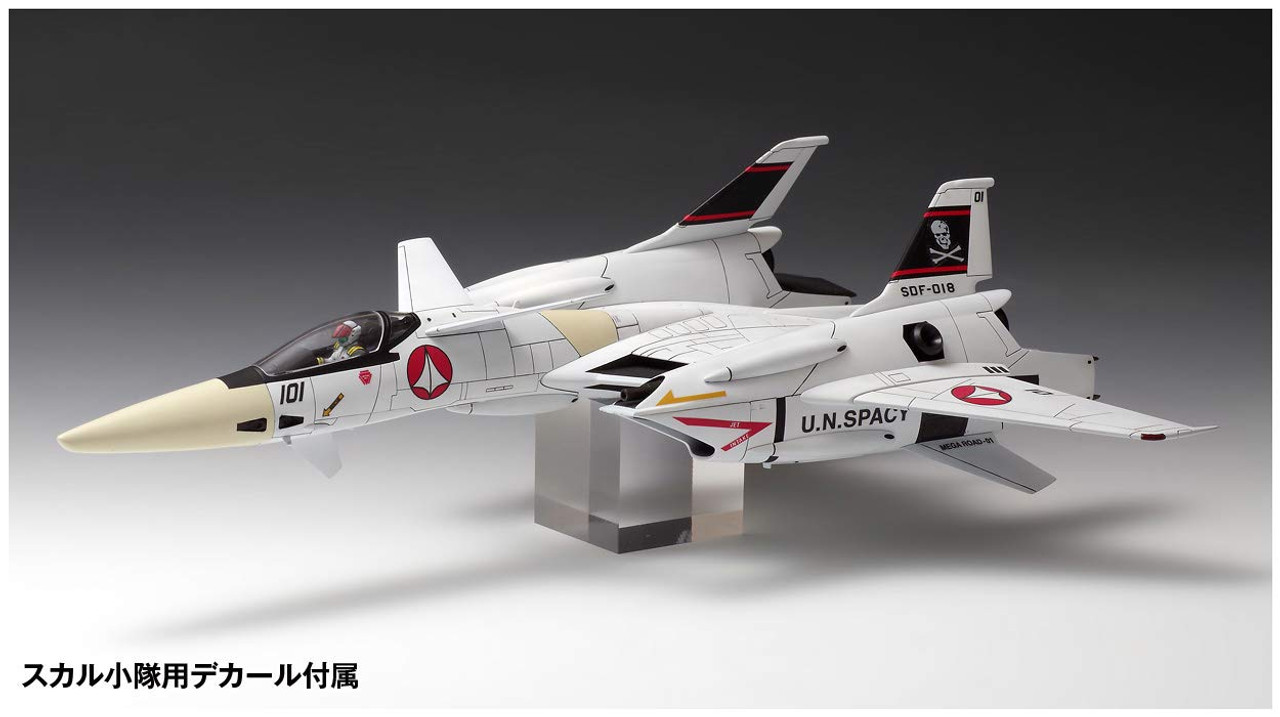 Wave MC58 Macross Series VF-4 Lightning III DX Ver. 1/72 Kit