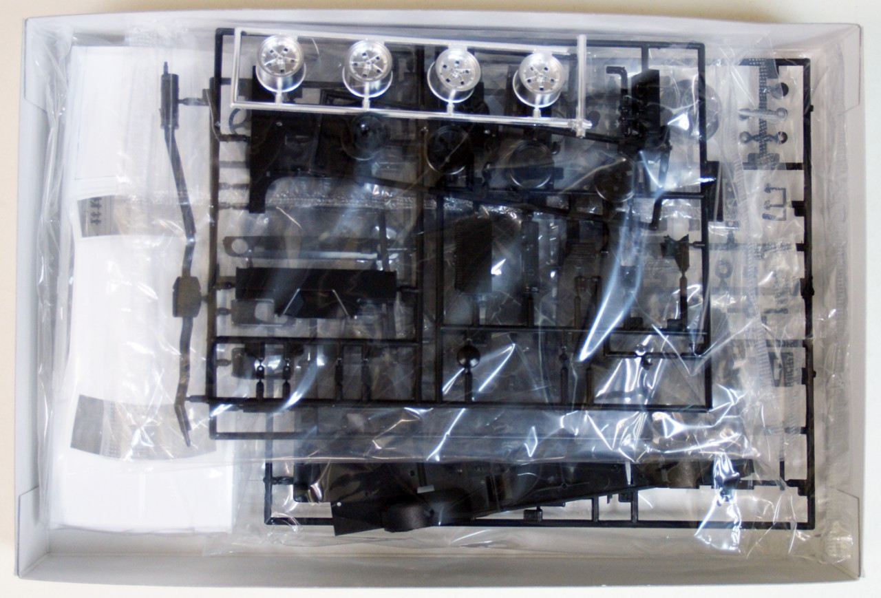 Aoshima 06726 Nissan Cedric 4DR 2000 kit | Plaza Japan