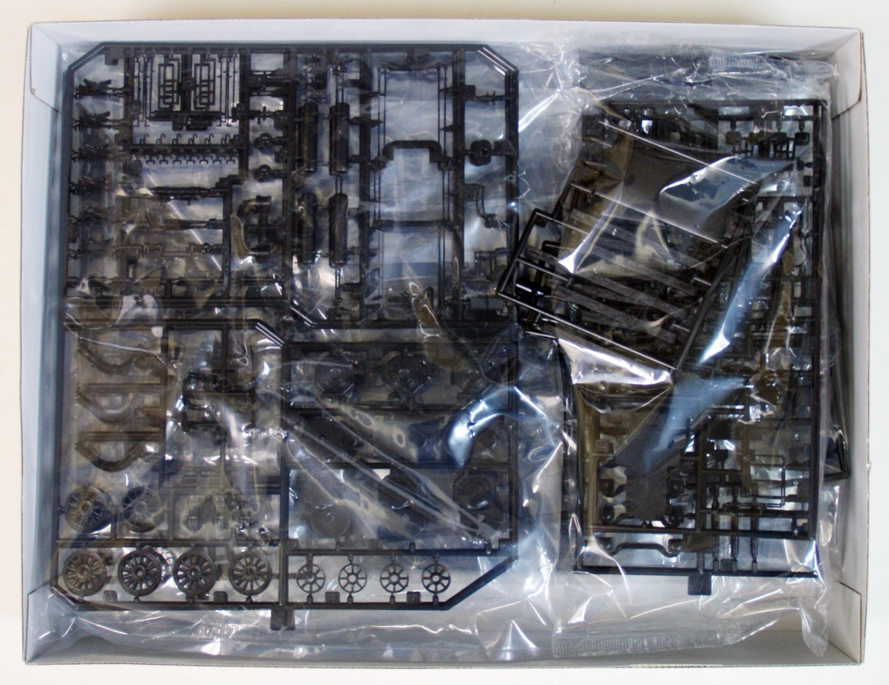 Aoshima 06771 JNR Electric Locomotive Type EF18 1/50 Scale