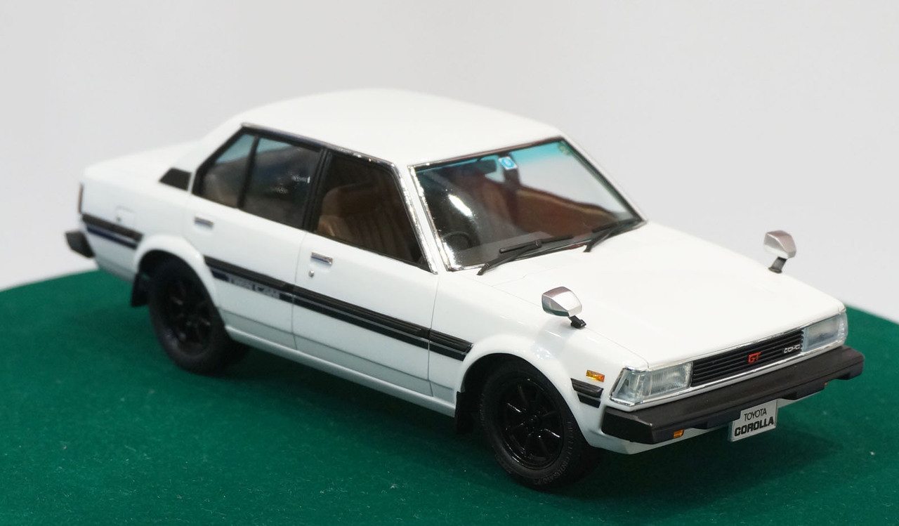 Aoshima 25864 TE71 Toyota Corolla Sedan 1600GT Late Version 1/24