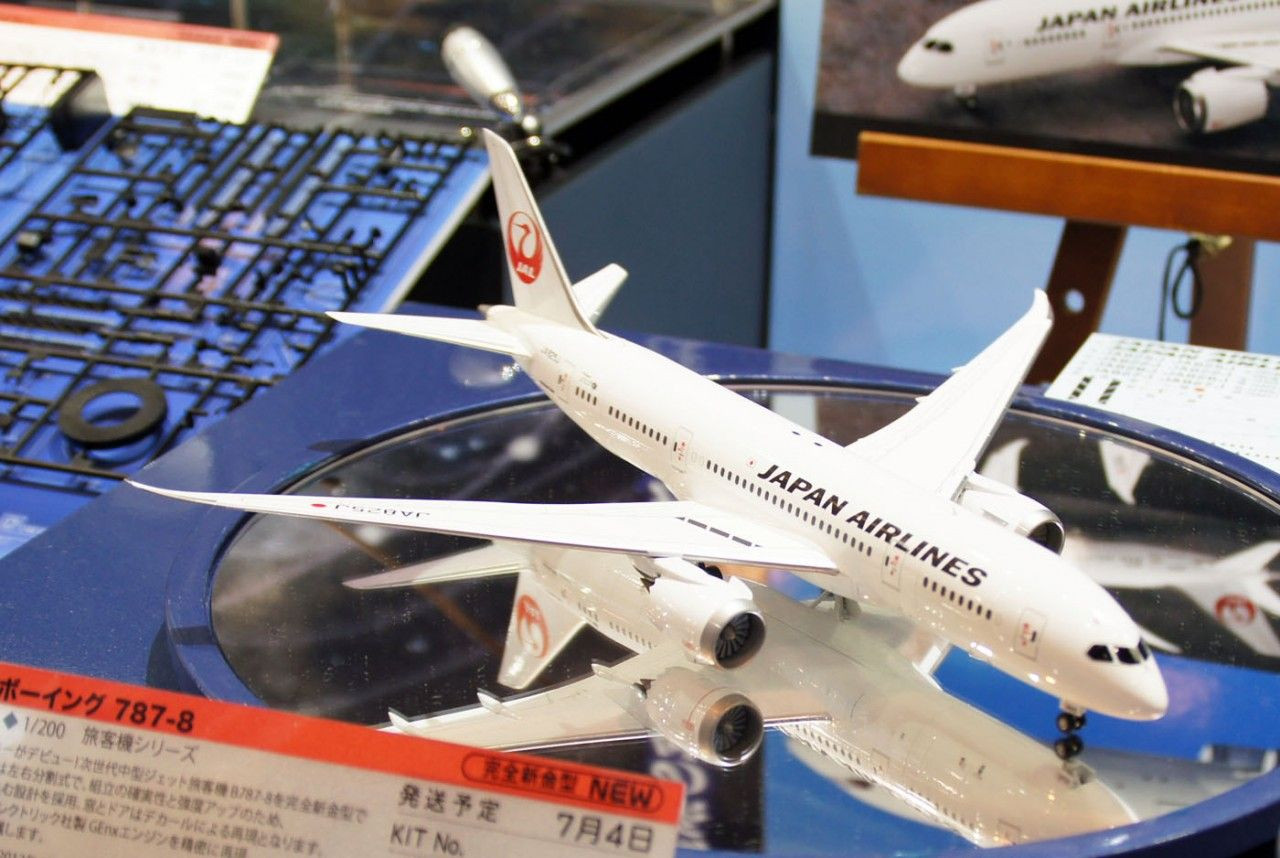 Hasegawa 1/200 Japan Airlines Boeing 787-8 Plastic Model