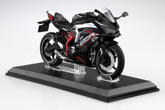 Aoshima SKYNET 1/12 KAWASAKI Ninja ZX-25R (Metallic Spark Black x Pearl Flat Stardust White) Finished Model