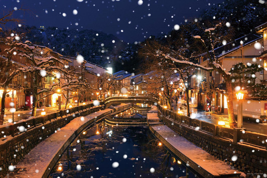 Jigsaw Puzzle Winter scenery of Kinosaki Onsen, cast in a warm glow (Hyōgo) (1000 Pieces)
