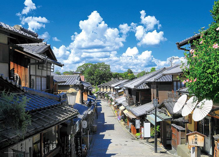 Yanoman 05-1065 Jigsaw Puzzle Summer Clouds and Nineizaka in Kyoto Japan (500 Pieces)