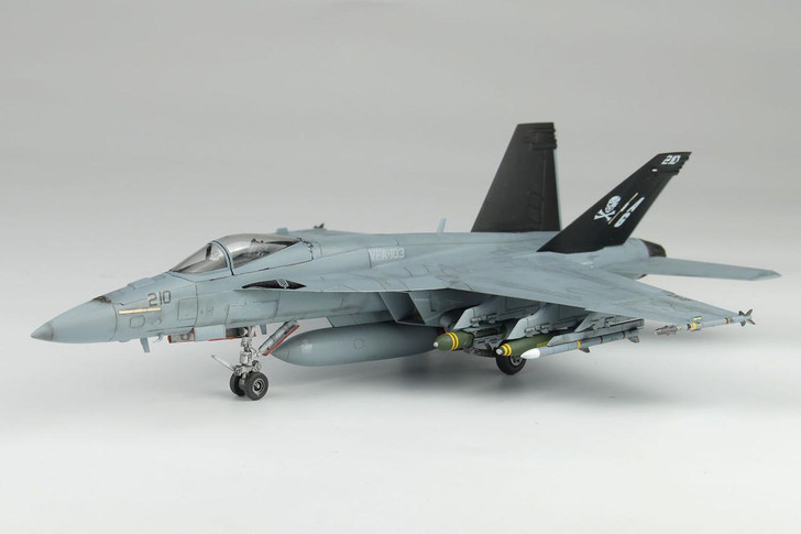  Platz 1/72 Scale U.S. Navy Carrier-Based Fighter F/A-18E Super Hornet VFA-103 Jolly Rogers Plastic Model 