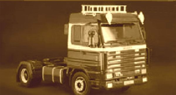 Platz 1/24 Scania R143 M500 Streamline 4 x 2 Plastic Model