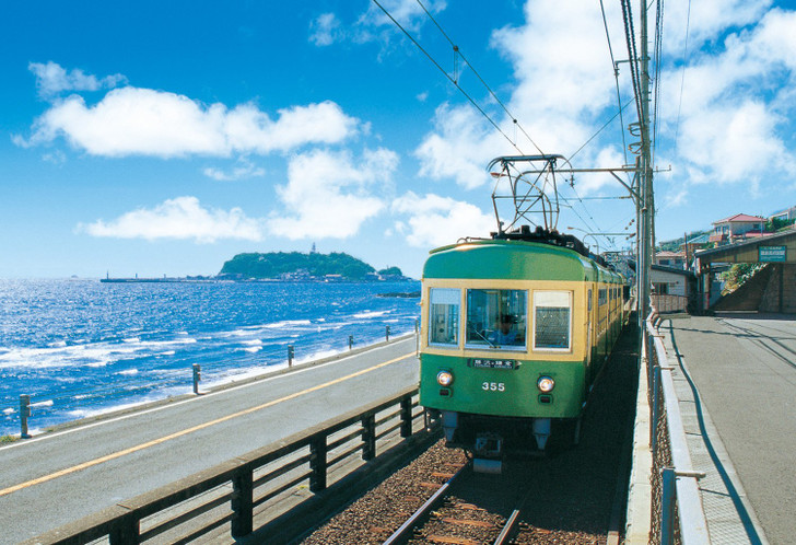 Epoch Jigsaw Puzzle 25-230 Enoshima Railway Running Along the Coast (300 Pieces)