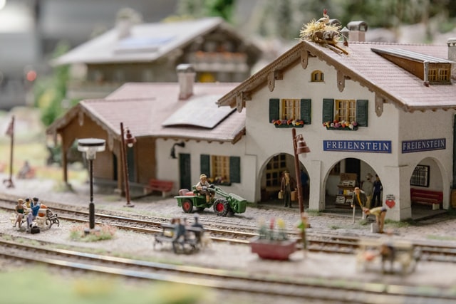 Model railroading scales: model tracks running through a town