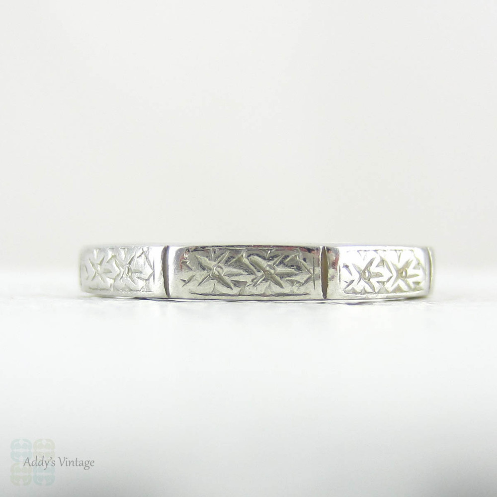 Vintage Floral Engraved Platinum Ring, Wedding Ring in a Faceted Shaped with Foliate Style Engraving. Mid 20th Century, Size I.5, 4.5.