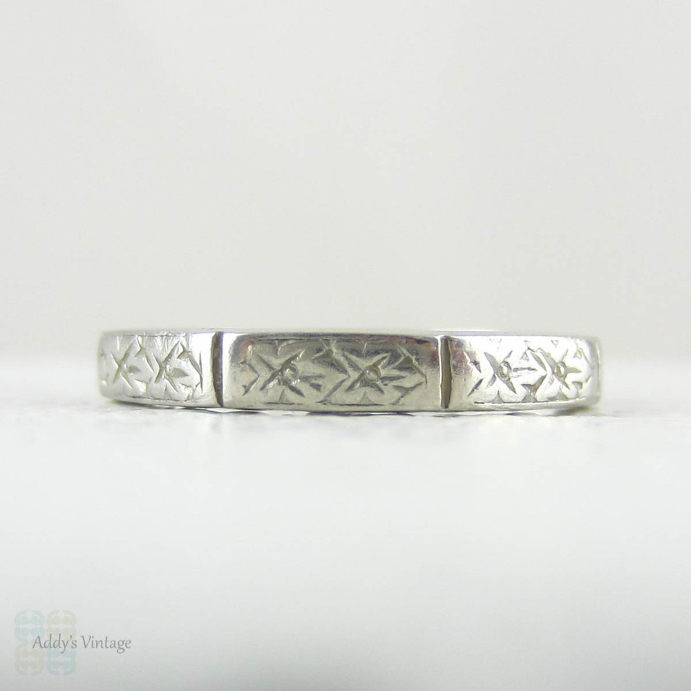 Vintage Floral Engraved Platinum Ring, Wedding Ring in a Faceted Shaped with Foliate Style Engraving. Mid 20th Century, Size I.5, 4.5.