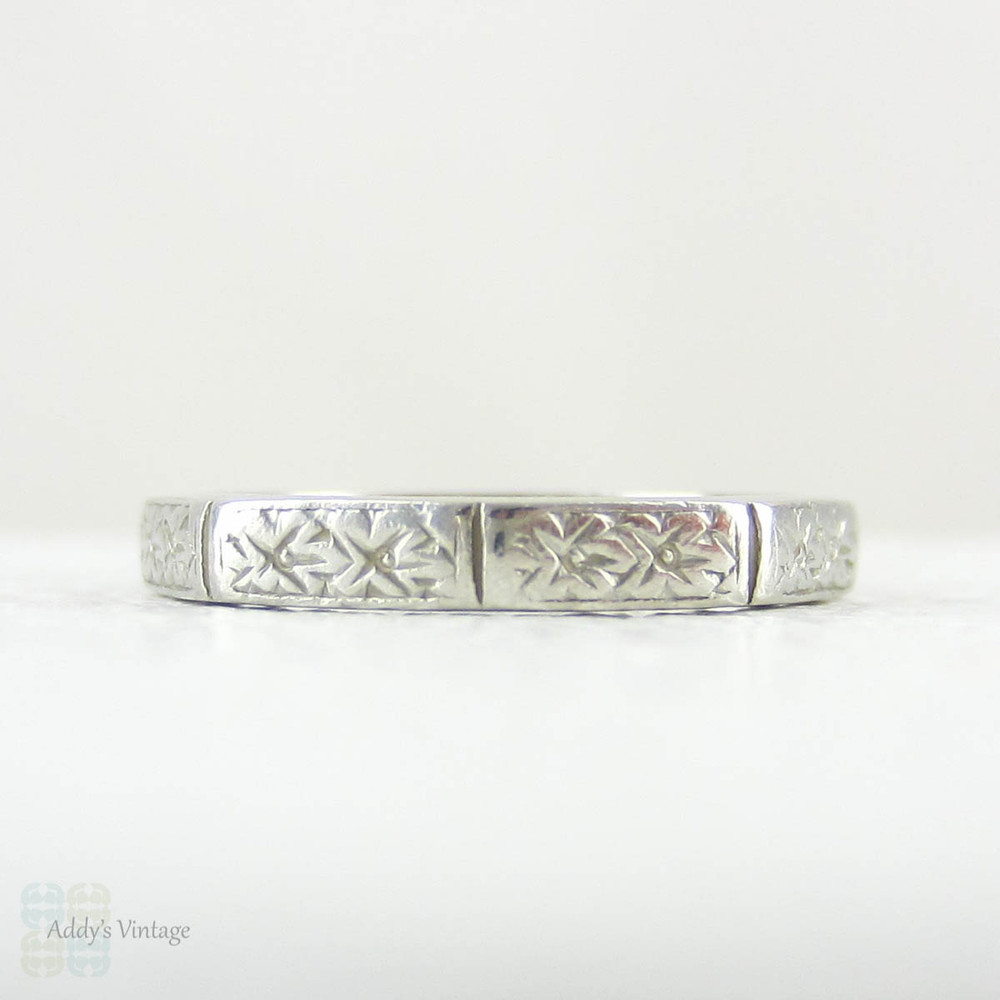 Vintage Floral Engraved Platinum Ring, Wedding Ring in a Faceted Shaped with Foliate Style Engraving. Mid 20th Century, Size I.5, 4.5.