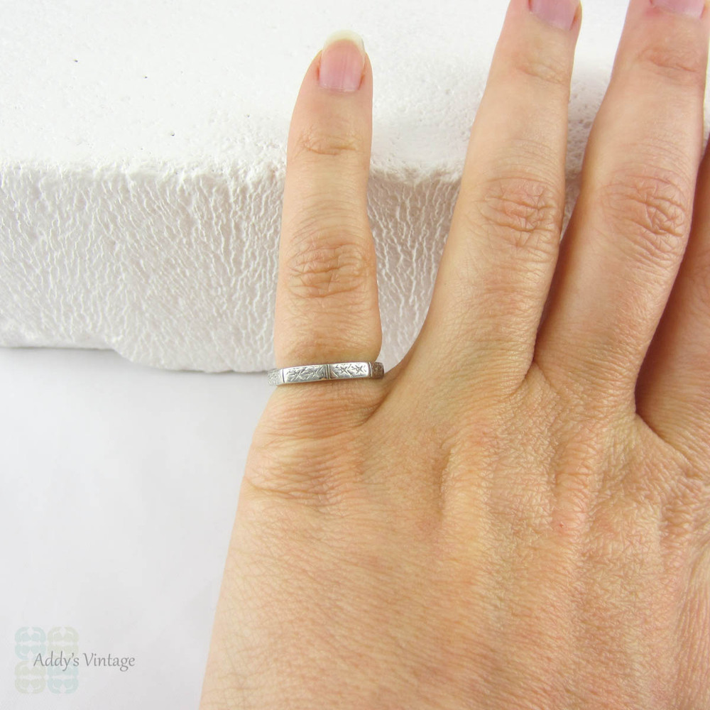 Vintage Floral Engraved Platinum Ring, Wedding Ring in a Faceted Shaped with Foliate Style Engraving. Mid 20th Century, Size I.5, 4.5.