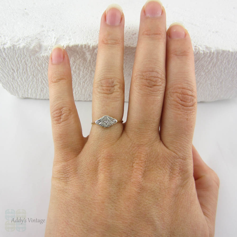 Art Deco Diamond Engagement Ring, Three Stone Diamond Ring in Engraved Setting, 18 Carat Gold & Platinum, Circa 1910s.