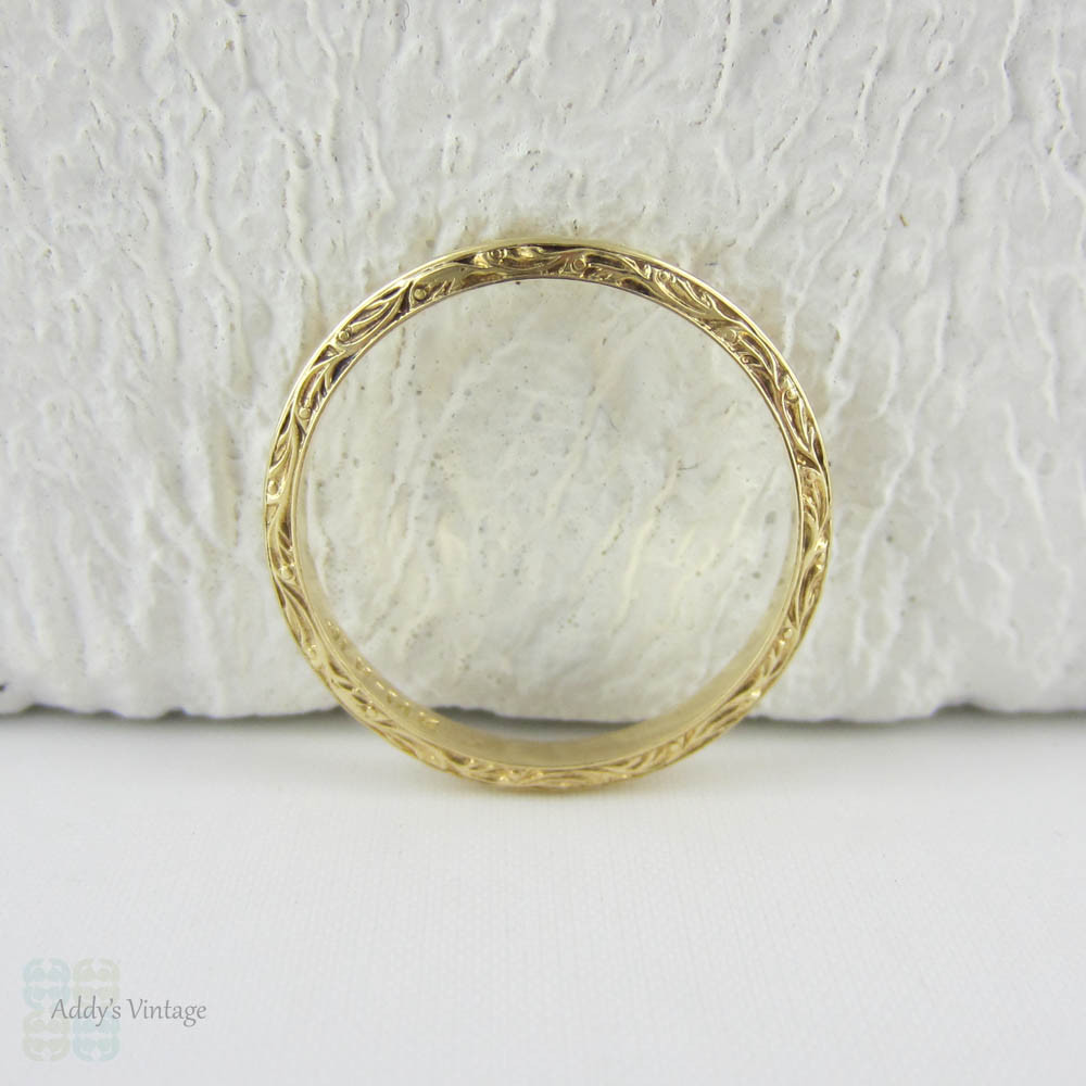 Vintage Engraved Yellow Gold Wedding Ring, Ridged Design Top with Engraved Floral Scroll Design Sides, 14 Carat Gold, Circa 1940s. 