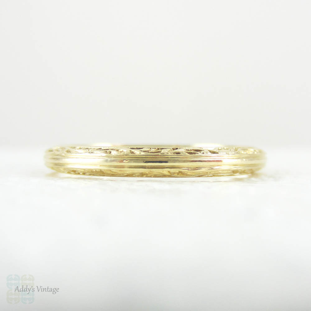 Vintage Engraved Yellow Gold Wedding Ring, Ridged Design Top with Engraved Floral Scroll Design Sides, 14 Carat Gold, Circa 1940s. 