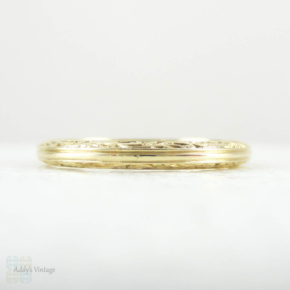 Vintage Engraved Yellow Gold Wedding Ring, Ridged Design Top with Engraved Floral Scroll Design Sides, 14 Carat Gold, Circa 1940s. 