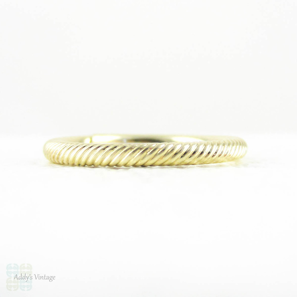 Antique 15 Carat Gold Split Ring. Engraved Spiral Ridged Design Medium Split Ring for Joining Jewellery, Circa 1800s.
