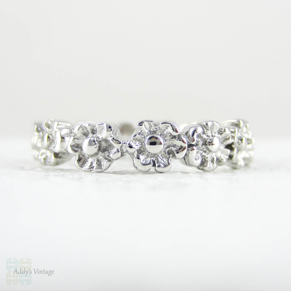 Vintage Floral Design Ring, 18 Carat White Gold Daisy Chain Flower Band, Circa 1990s. Size L / 5.75.