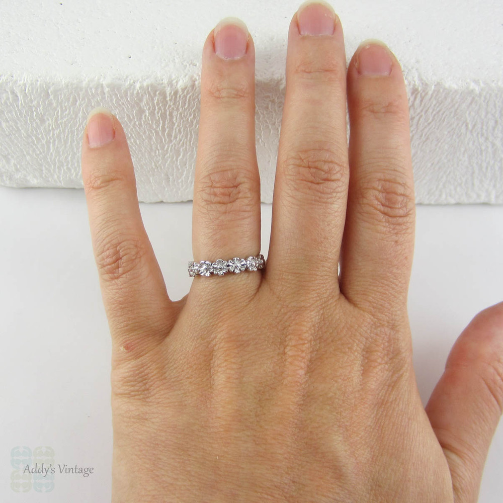 Vintage Floral Design Ring, 18 Carat White Gold Daisy Chain Flower Band, Circa 1990s. Size L / 5.75.