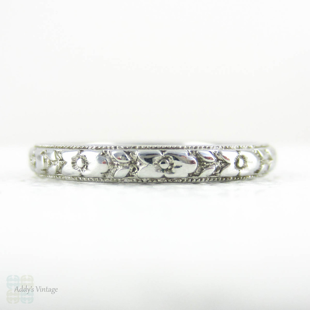 Vintage Engraved Wedding Ring, Orange Blossom Flowers & Milgrain Beading 18 Carat Gold Band by Lohengrin. Circa 1930s, Size L.25 / 6.
