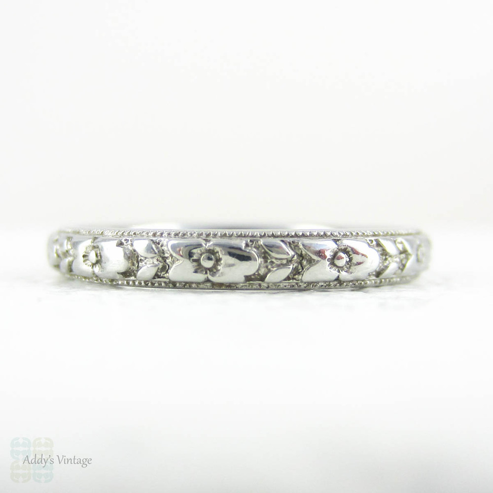 Vintage Engraved Wedding Ring, Orange Blossom Flowers & Milgrain Beading 18 Carat Gold Band by Lohengrin. Circa 1930s, Size L.25 / 6.
