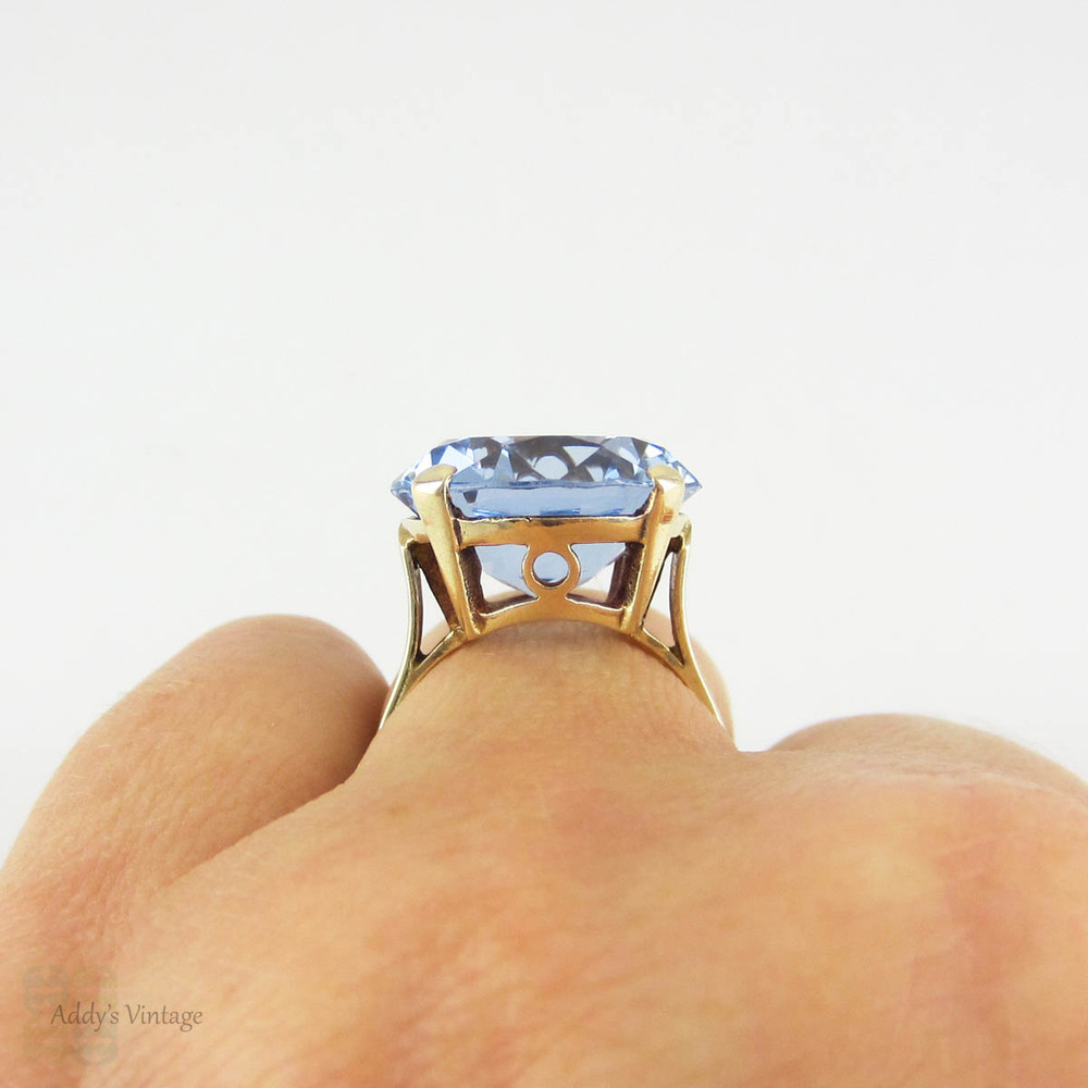 Large Blue Spinel Ring, Vintage Light Blue Synthetic Spinel Cocktail Ring in 9 Carat Yellow Gold, Circa 1970s.