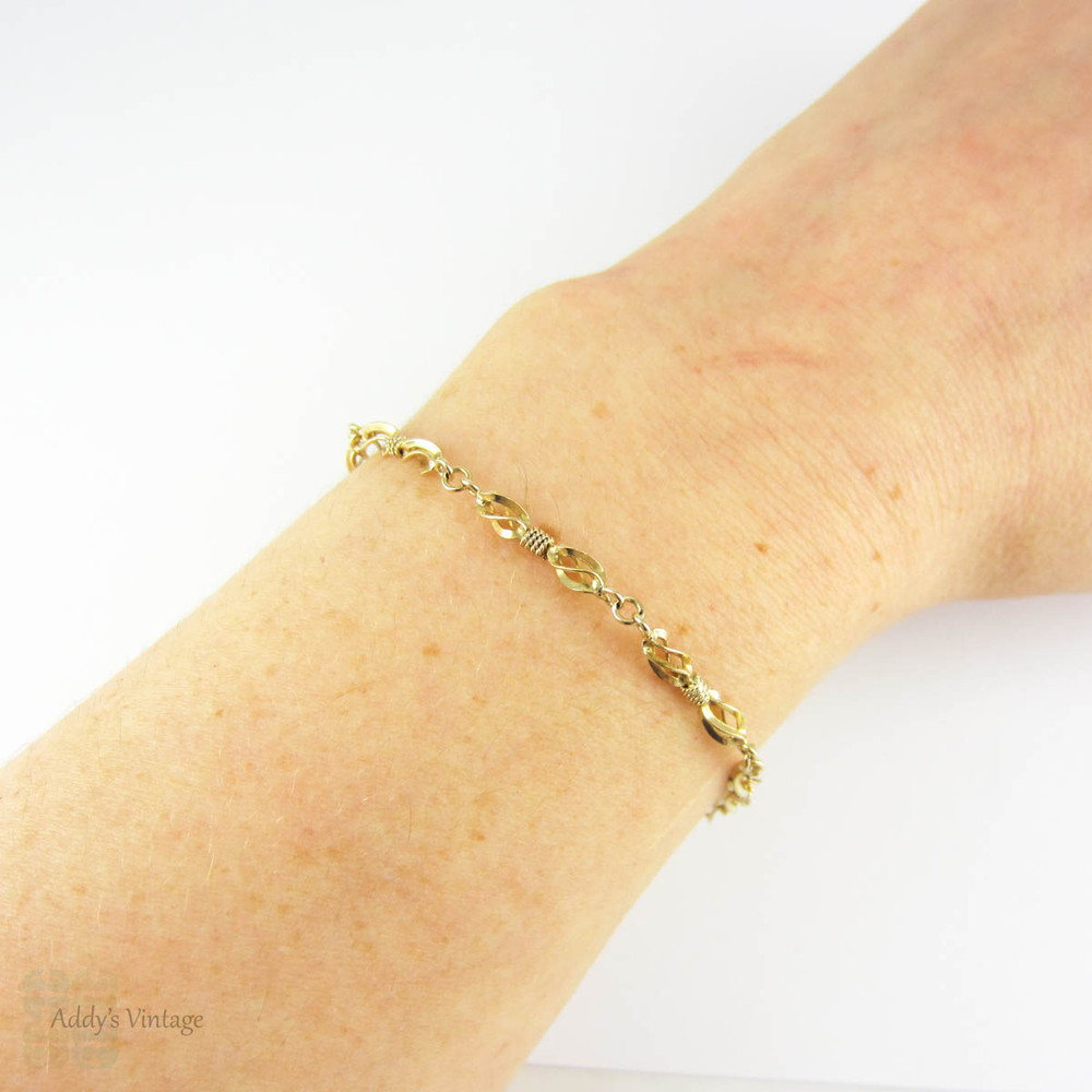 Vintage Gold Bracelet, Twisted Link & Rope Style Design in 9 Carat Yellow Gold. Mid 20th Century, 20.5 cm / 8 inches, 3.75 grams.