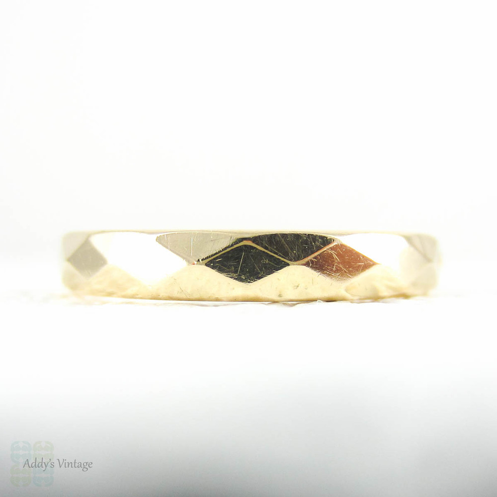Vintage French Wedding Ring, Faceted Design Mid 20th Century Wedding Band. Circa 1950s, 18 Carat Gold, Size J / 5.