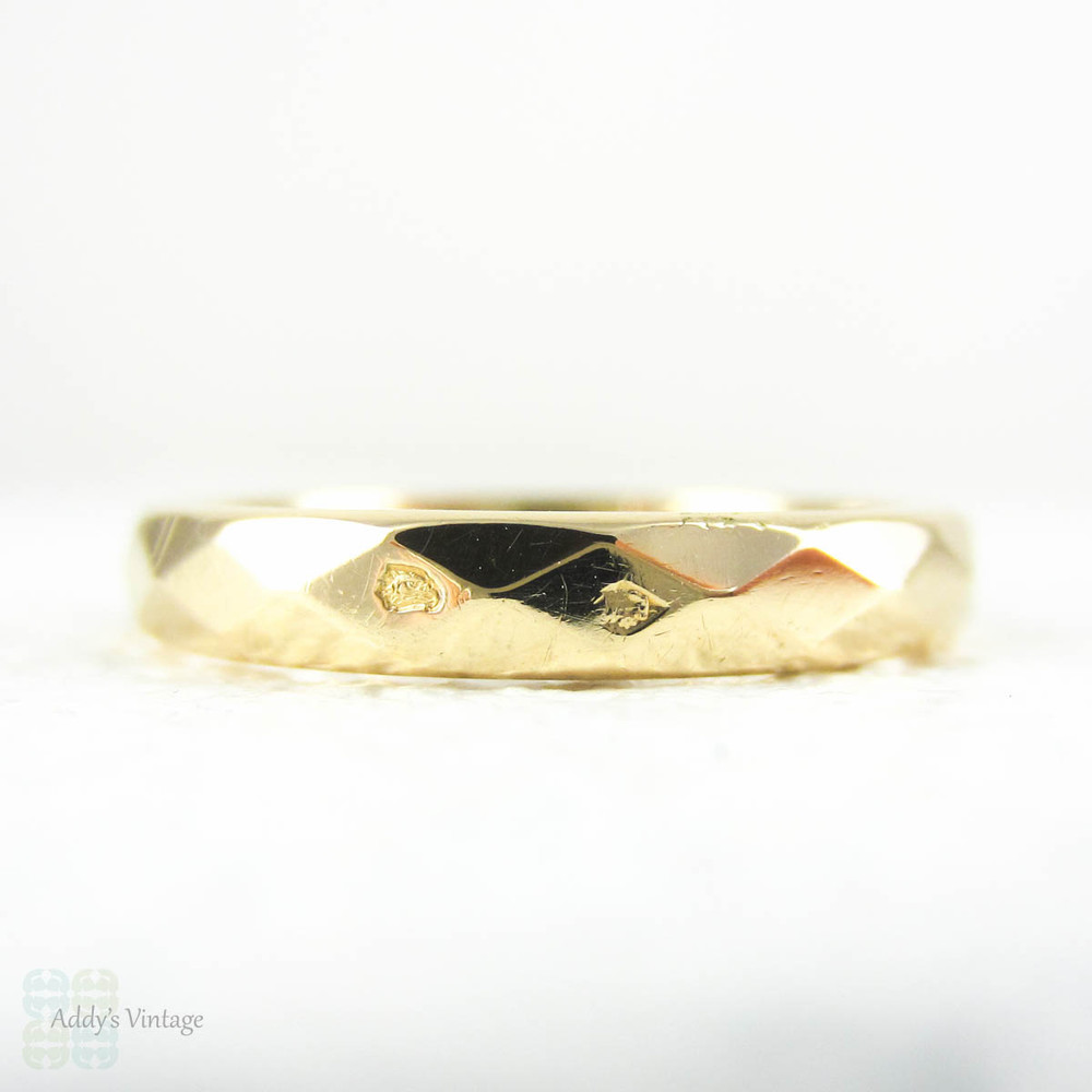 Vintage French Wedding Ring, Faceted Design Mid 20th Century Wedding Band. Circa 1950s, 18 Carat Gold, Size J / 5.