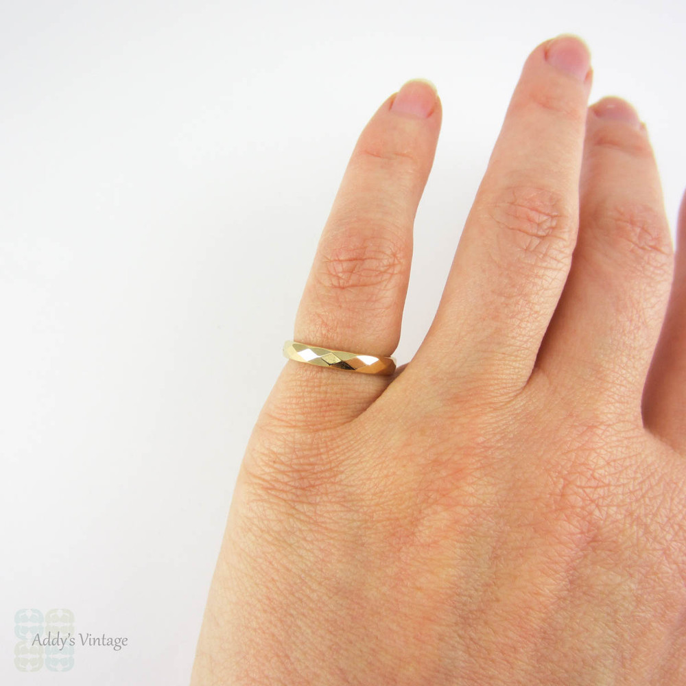 Vintage French Wedding Ring, Faceted Design Mid 20th Century Wedding Band. Circa 1950s, 18 Carat Gold, Size J / 5.