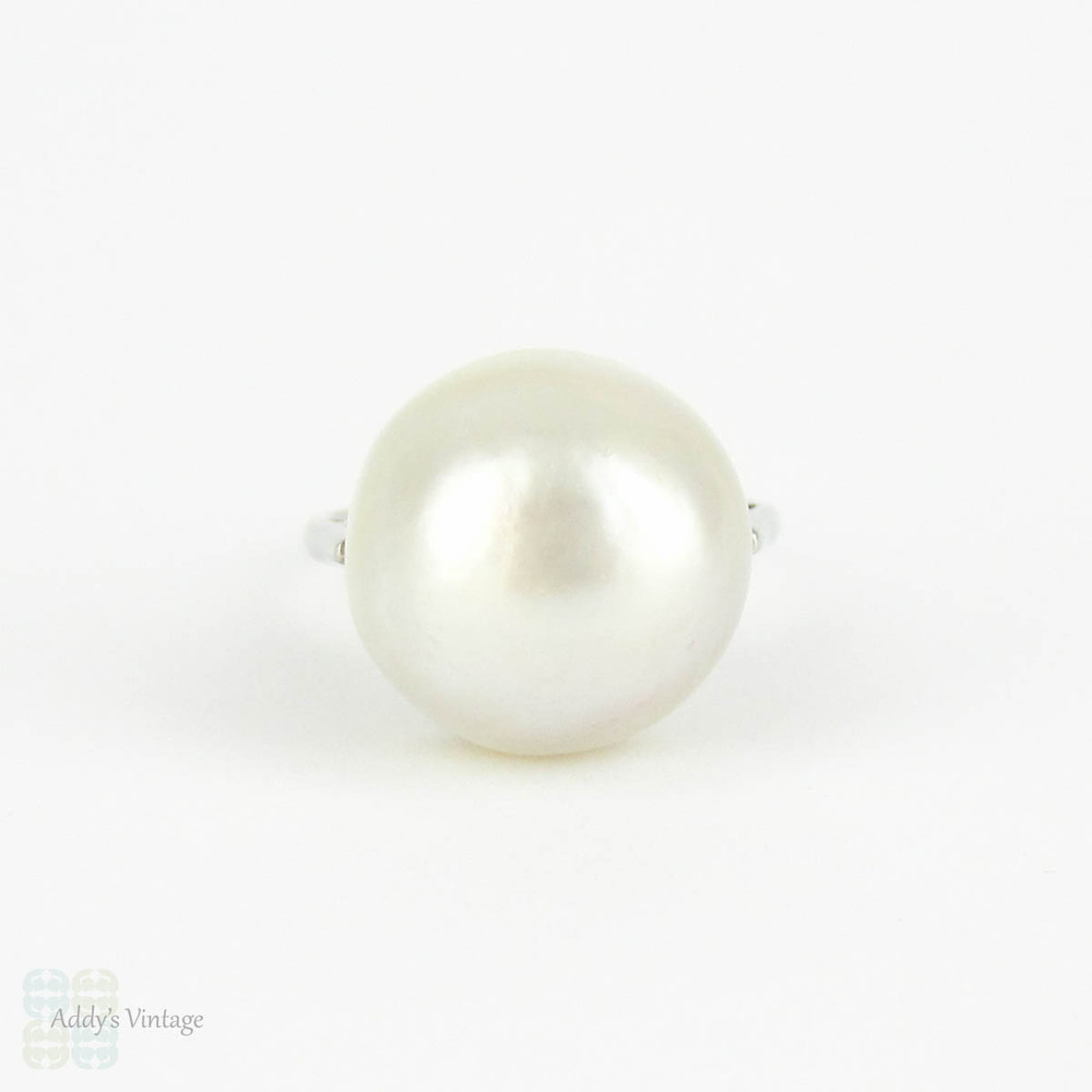 Balance - Vintage Mabe Pearl Ring in Sterling Silver. Large White Mabe Pearl in Delicate Silver Setting, 20th Century.