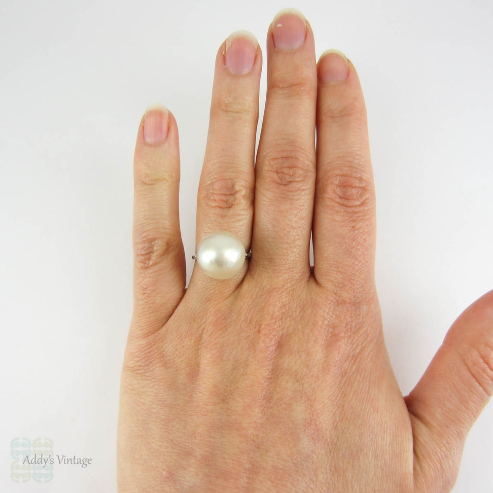 Balance - Vintage Mabe Pearl Ring in Sterling Silver. Large White Mabe Pearl in Delicate Silver Setting, 20th Century.
