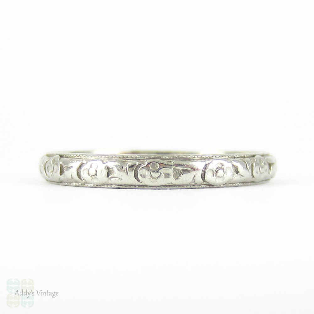 Art Deco Engraved Platinum Wedding Ring, Flower & Leaf Pattern Design. Circa 1920s, Size J.25 / 5.