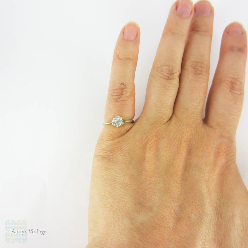 Antique Diamond Engagement Ring, Daisy Flower Shaped Diamond Ring, Floral Cluster Ring in 18 Carat Gold, Circa 1900s.