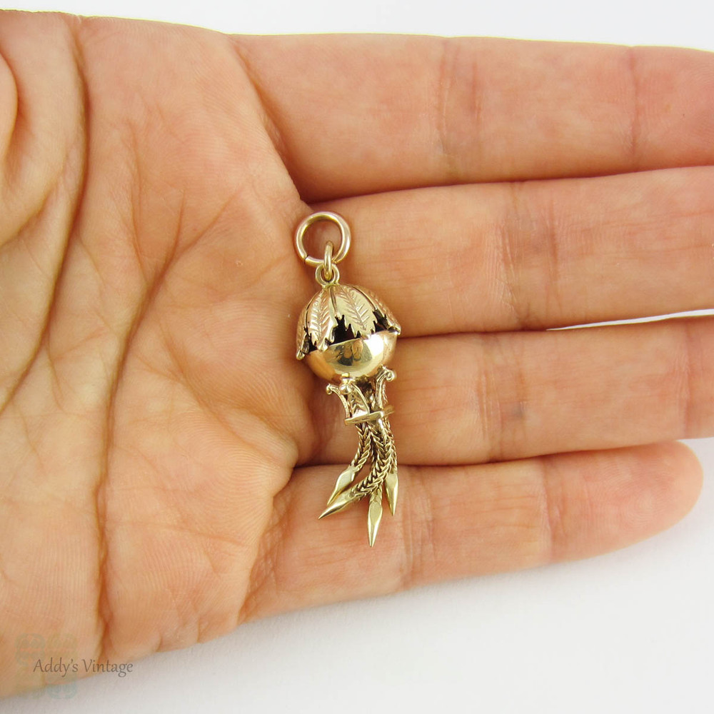 Antique Victorian 9ct Gold Bauble Pendant, Leaf Design Tassel Charm in Yellow Gold.  Circa 1890s - 1900.