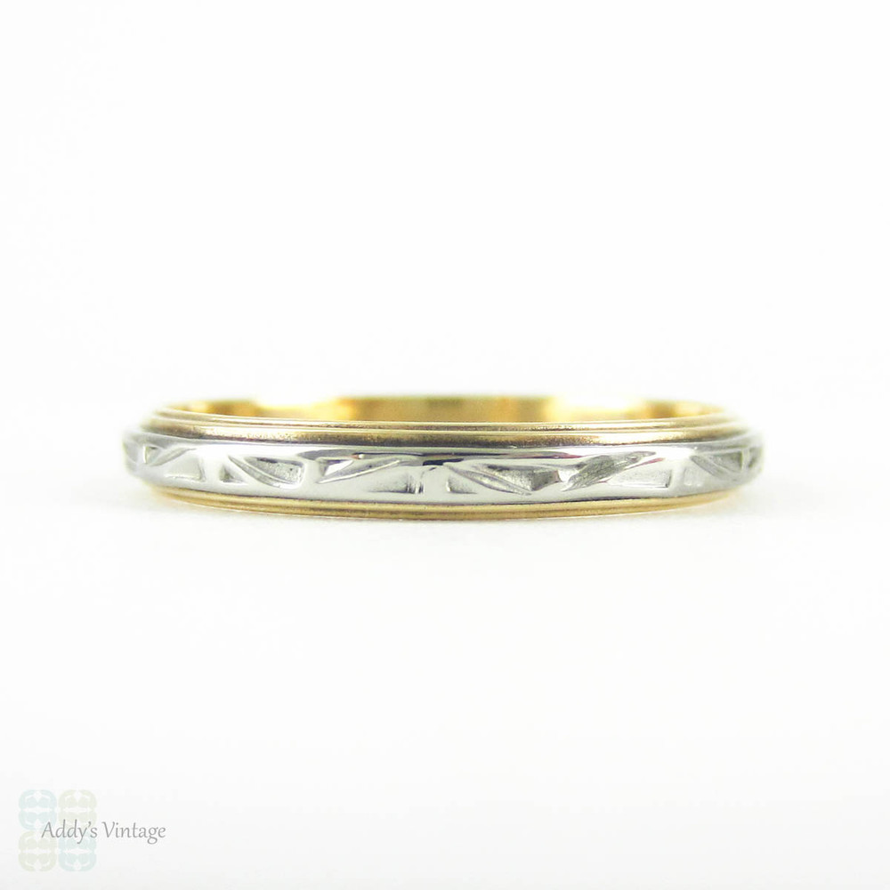 Vintage Engraved Two Tone Wedding Ring, 14 & 18 Carat Gold Wedding Band by Lohengrin. Circa 1940s, Size L.5 / 6.