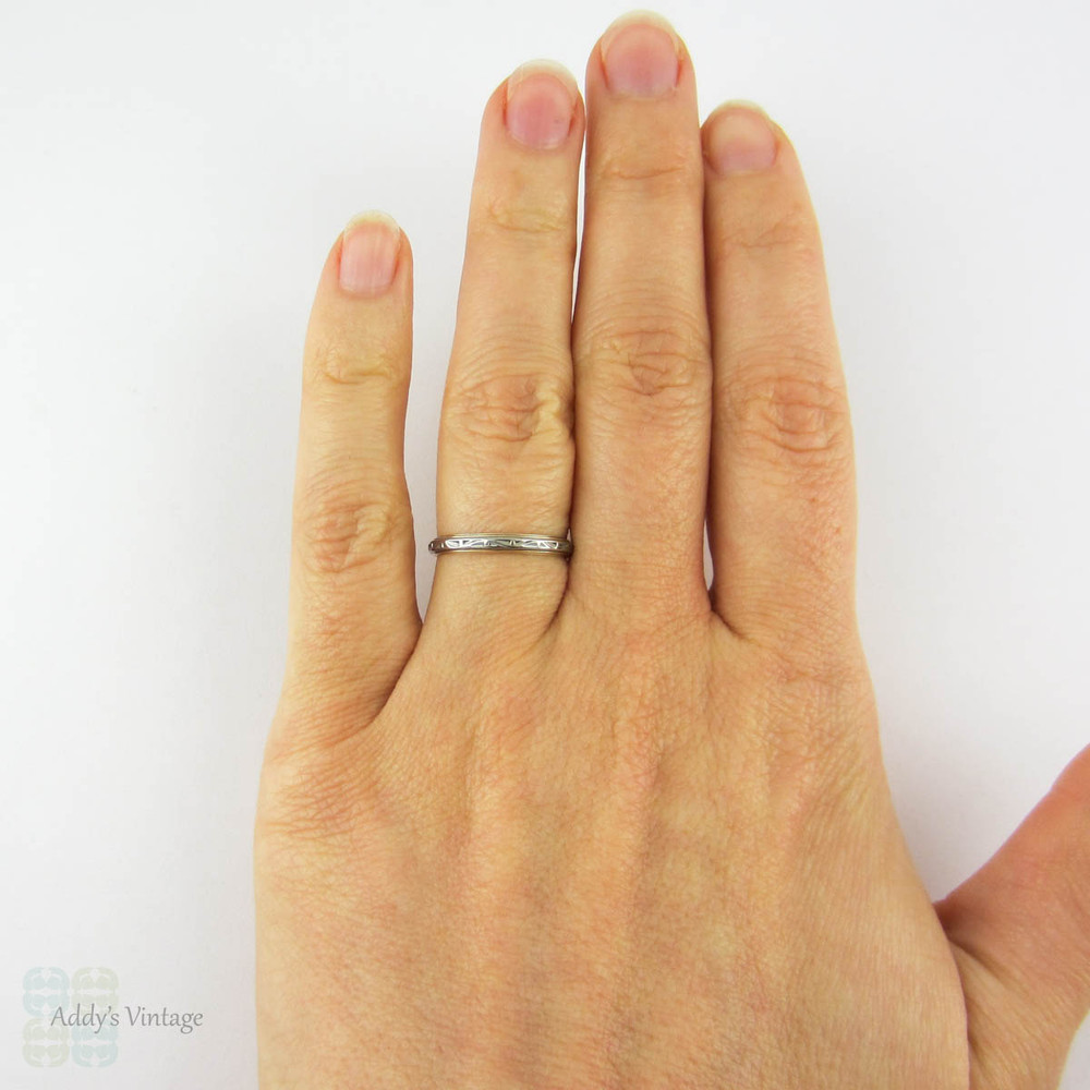 Vintage Engraved Two Tone Wedding Ring, 14 & 18 Carat Gold Wedding Band by Lohengrin. Circa 1940s, Size L.5 / 6.