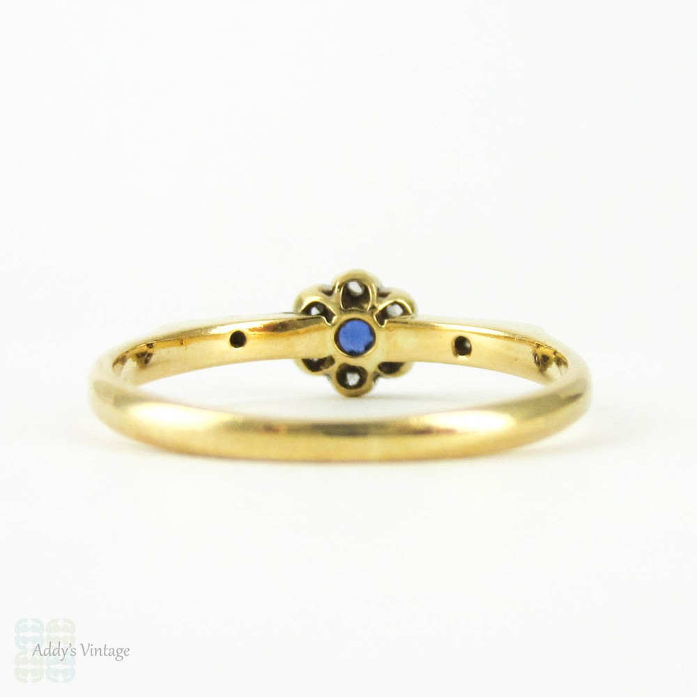 Vintage Sapphire & Diamond Flower Shape Engagement Ring, Art Deco Daisy Ring. Circa 1920s, 18ct & Plat.