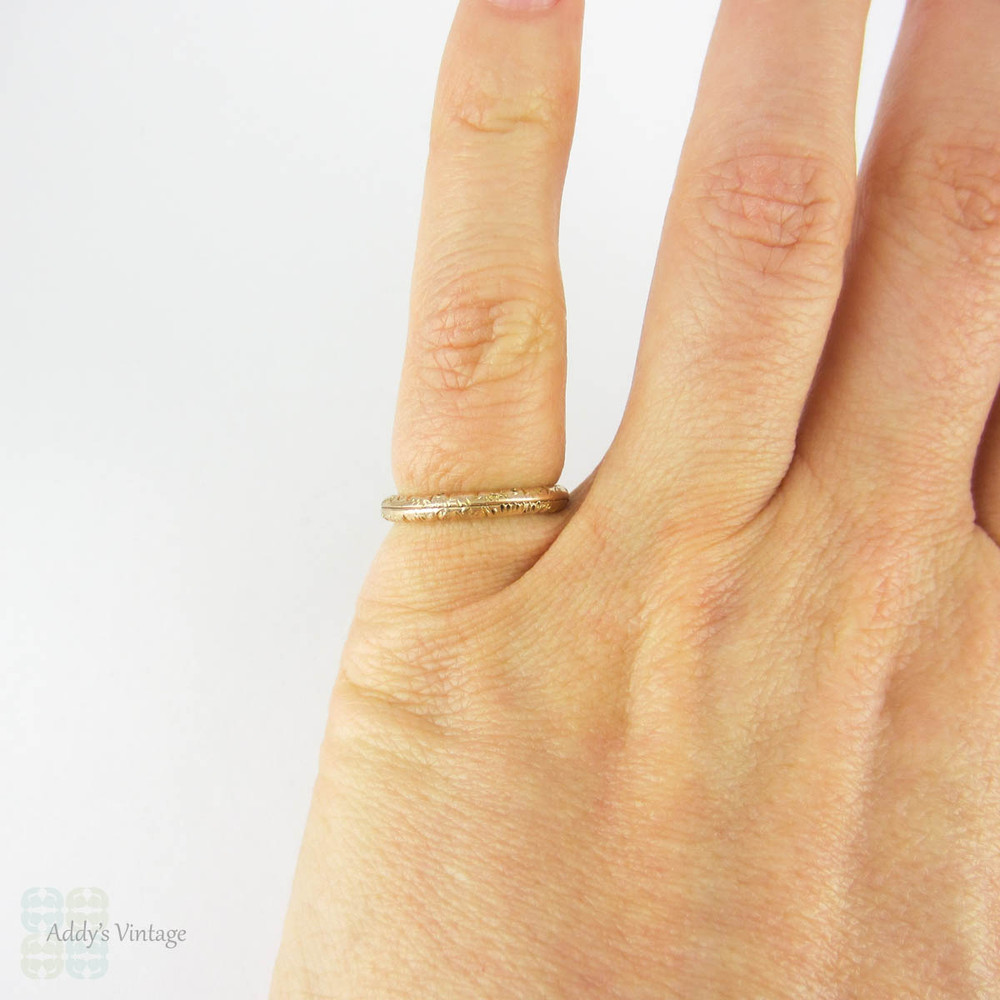 Antique 9 Carat Gold Split Ring. Engraved Floral Design 18.9 mm Split Ring for Charms, Fobs and Chains, Mid Victorian.