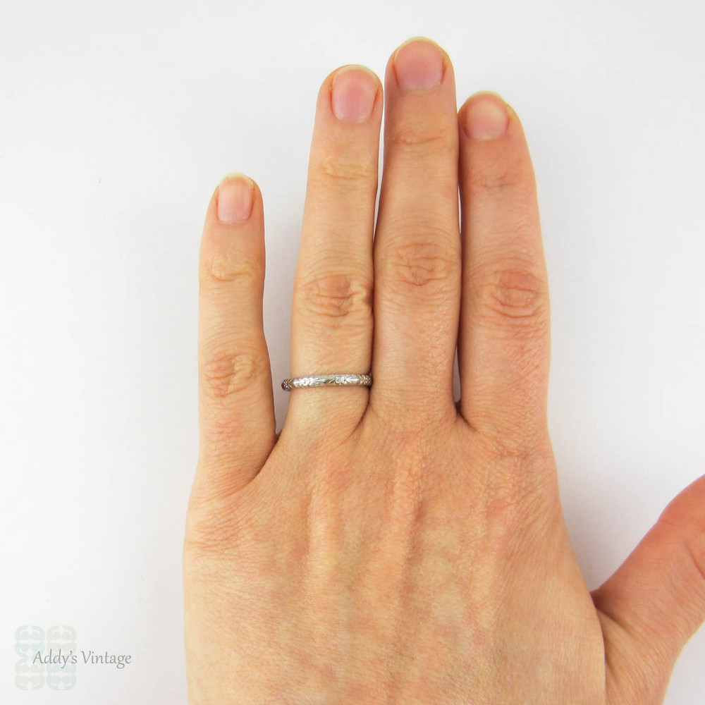 Art Deco Engraved Wedding Ring, Flower Blossom & Leaf Design in Platinum. Court Comfort Fit Narrow Band. Size M / 6.25.