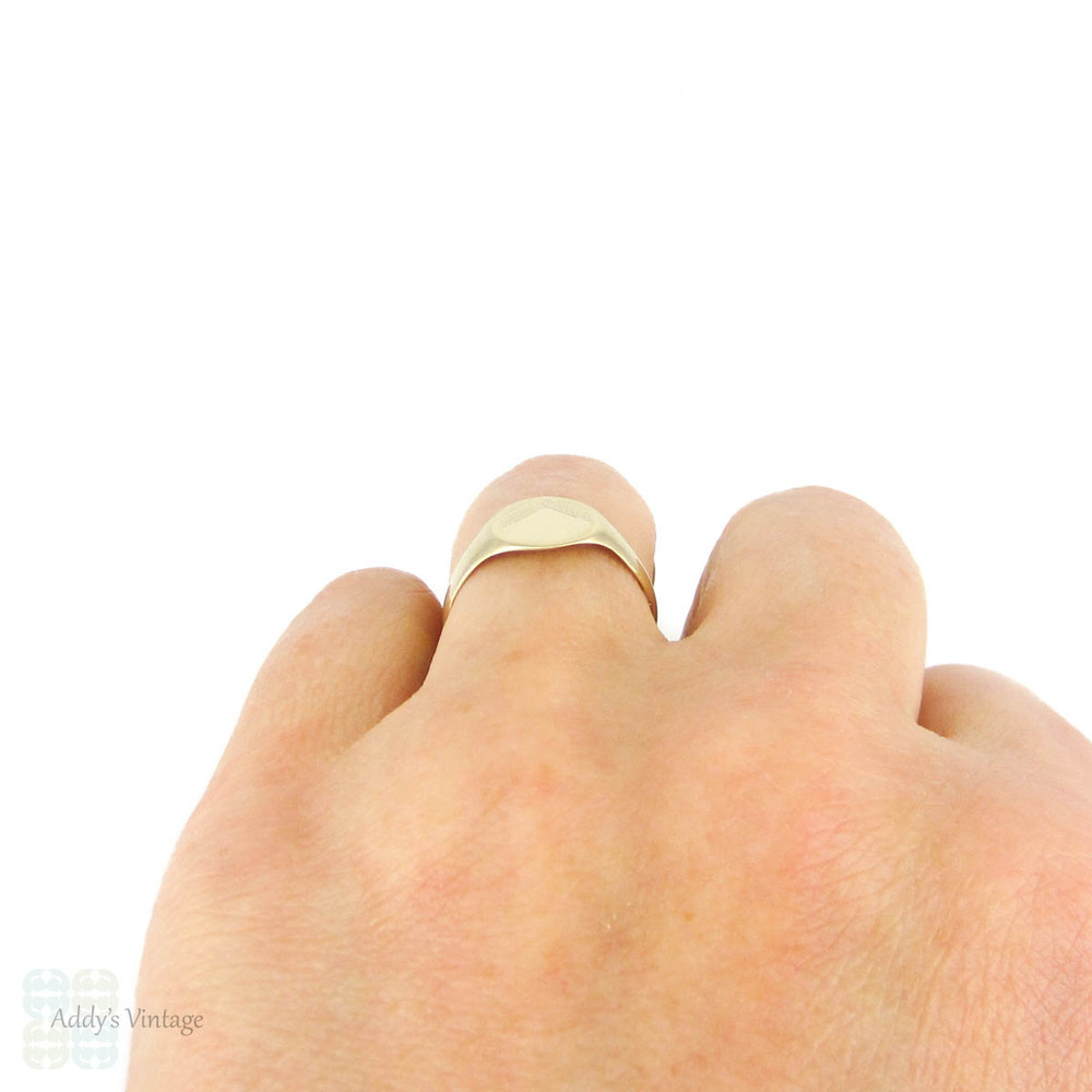 Vintage 9 Carat Gold Signet Ring, Oval Cartouche For Engraving. Mens or Womens Ring, Circa 1950s.