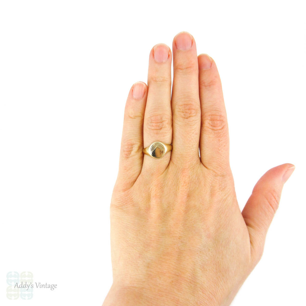 Vintage 9 Carat Gold Signet Ring, Oval Cartouche For Engraving. Mens or Womens Ring, Circa 1950s.