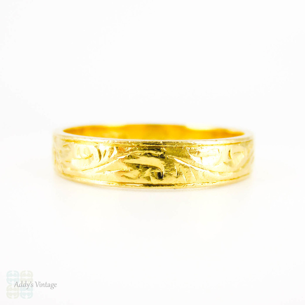 BALANCE Vintage 22k Gold Wedding Band, Ladies or Gentlemen's Engraved Wedding Ring. Circa 1970s, Size Q / 8.25.